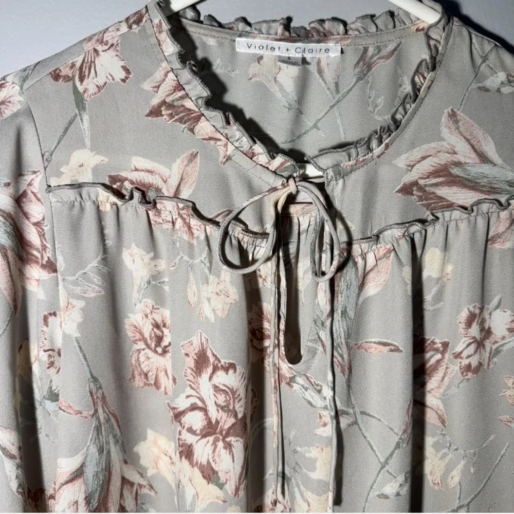 Violet & Claire Floral Blouse in Soft Gray and Pink - Picture 4 of 4